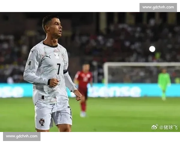 第 21 分钟的仰望：C 罗用进球致敬若塔